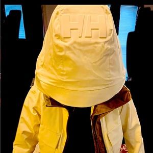 This coat is brand new, I just didn’t like it. Tag still on it, no defects.